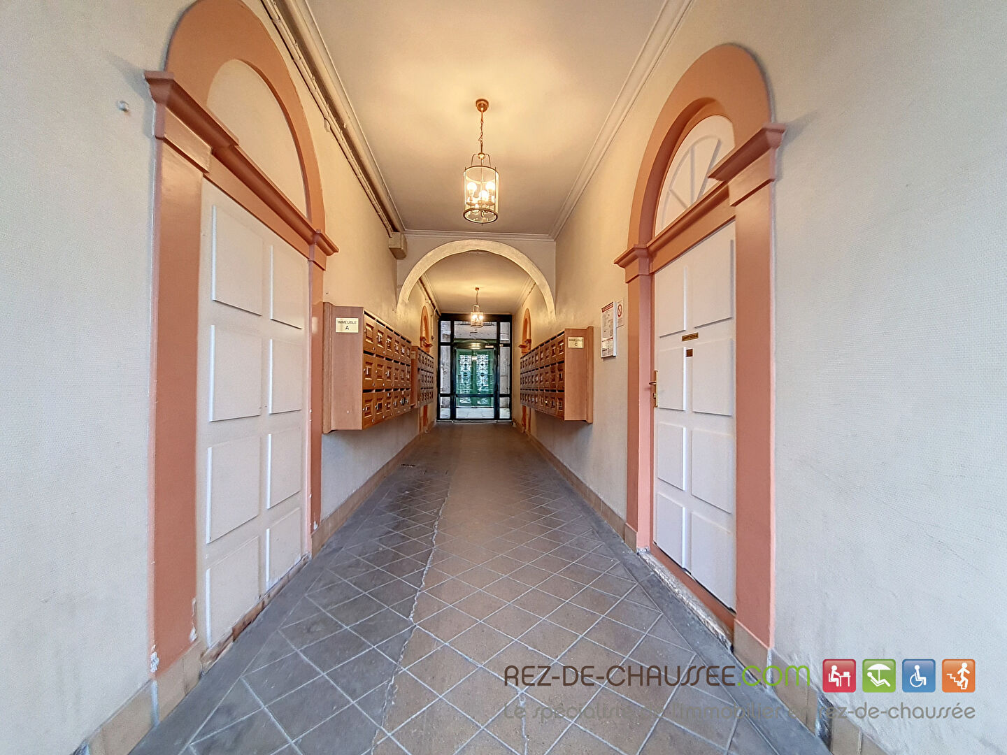 Lyon 1- Local commercial - Bureaux de 122 m2