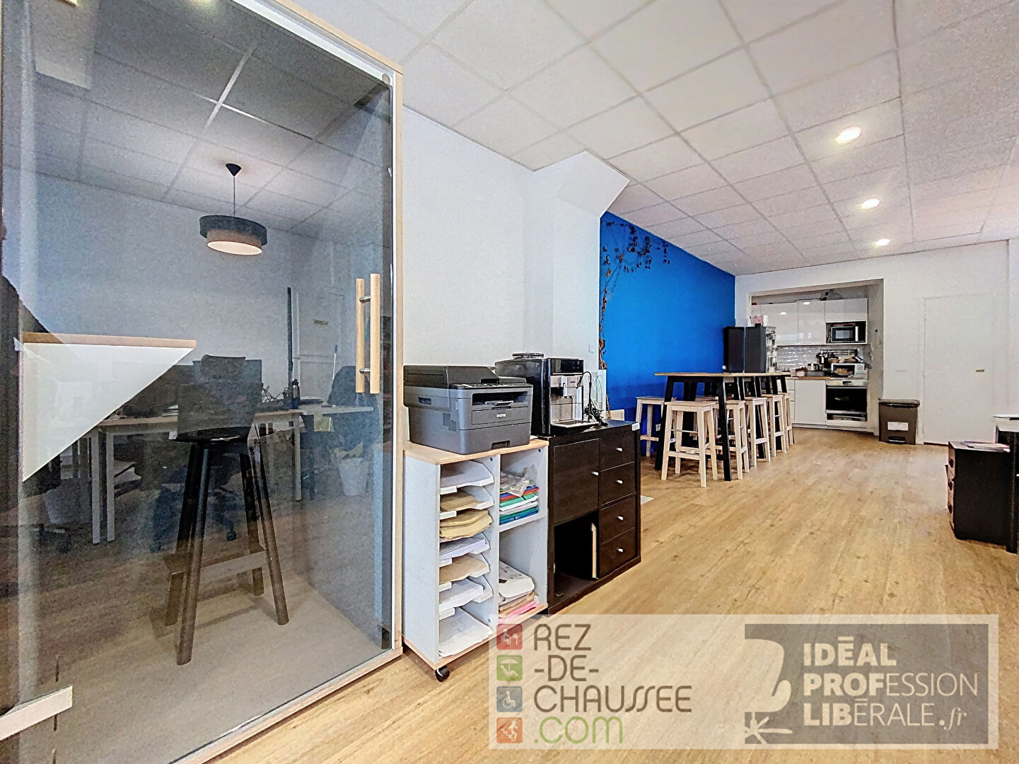 Local avec vitrine et salle de reunion en souplex à Paris 18 — photo 4