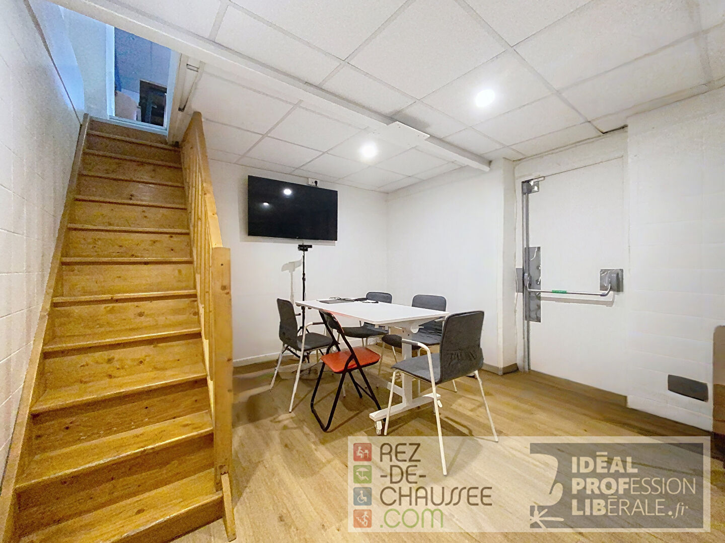 Local avec vitrine et salle de reunion en souplex à Paris 18 — photo 5