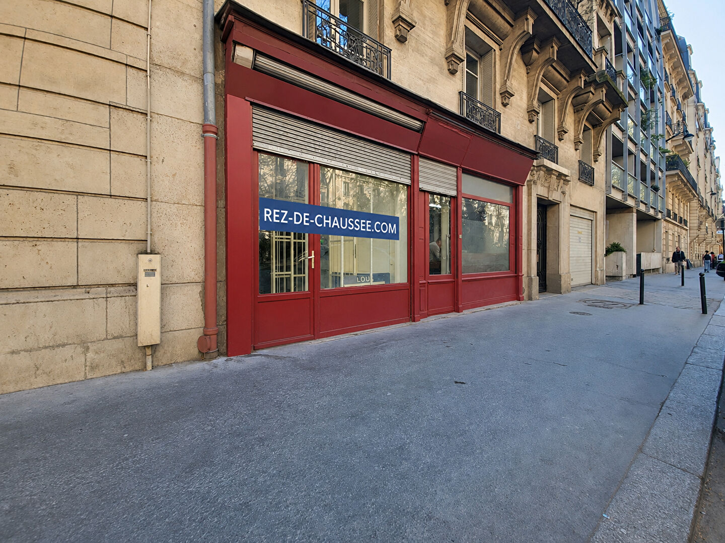 Local avec vitrine avenue rene coty à Paris 14 — photo 2